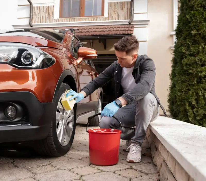 Lavage auto à domicile Assérac : professionnel intervenant sur un véhicule